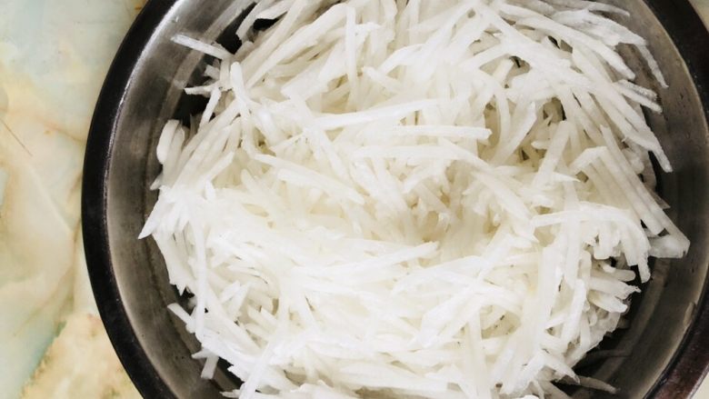 炸萝卜丝丸子,取400克左右的萝卜丝,炸好了差不多普通盘子两盘,如果需要增减也可以。
