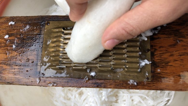 炸萝卜丝丸子,擦成细丝,擦丝一定要注意安全,容易伤手。