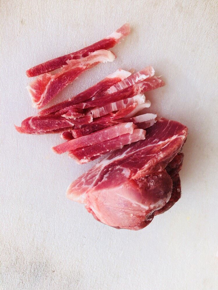 炸萝卜丝丸子,猪肉洗净切成细丝,再切丁,最后剁成末。