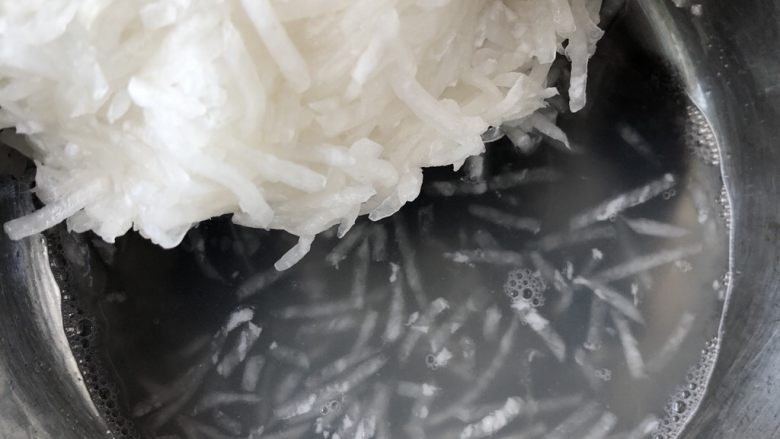 炸萝卜丝丸子,腌制出一部分水,不需要倒掉,后续可以用这个萝卜水中和<a style='color:red;display:inline-block;' href='/shicai/ 519'>面粉</a>。
