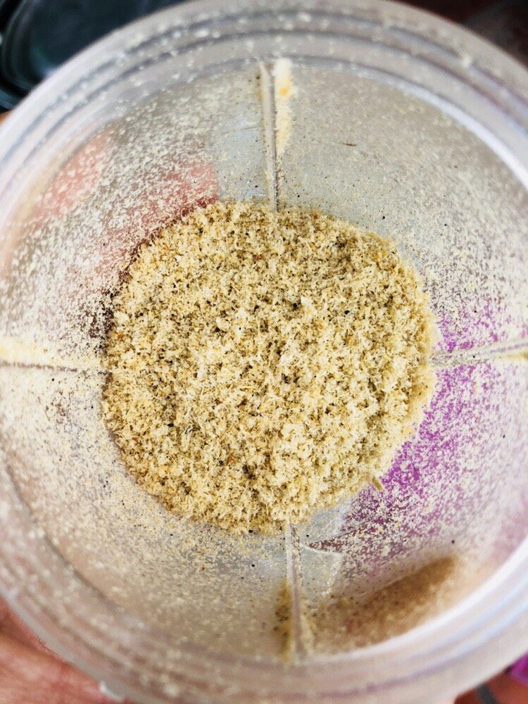 炸萝卜丝丸子,用料理机打成粉末,如果有虾皮,可以直接跳过此步骤。
