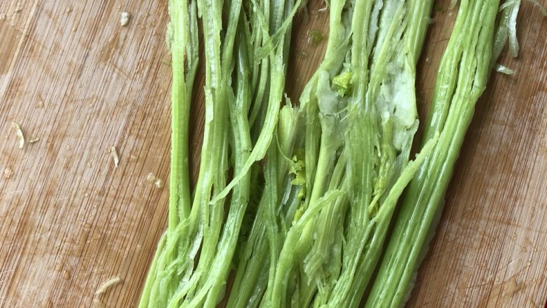 炸萝卜丝丸子,芹菜去部分老叶,洗净拍碎茎杆,这个步骤可以去掉芹菜的苦涩感。