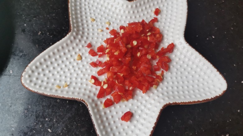蒜泥生菜,小米辣洗净切碎