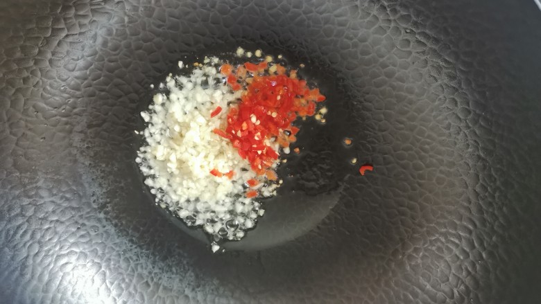 蒜泥生菜,下蒜,小米辣爆香