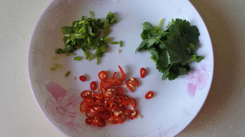 温拌肘花,小米椒切圈,香菜梗切末,香菜叶切段