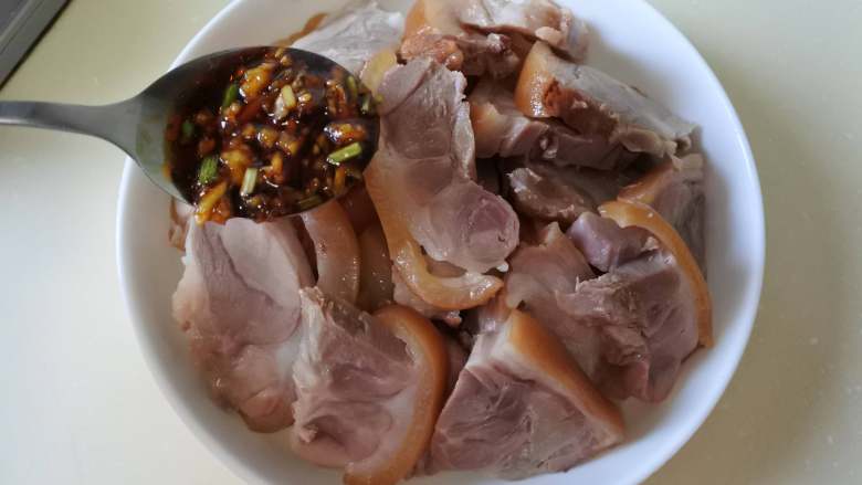 温拌肘花,码入盘中,把酱汁浇到肉上