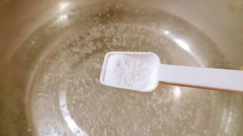 蚝油芥兰,烧一盆开水 水中加入2克盐