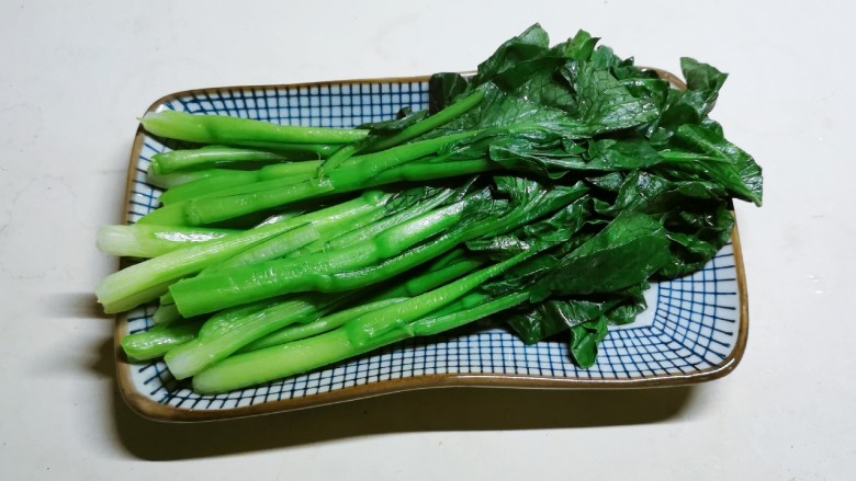 蚝油芥兰,控水后摆入盘中