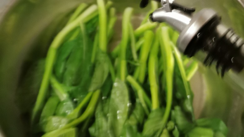 蚝油芥兰,放入青菜 淋几滴食用油 焯水2分钟