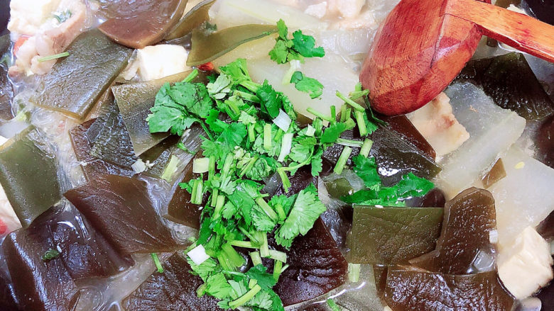 海带冬瓜汤,撒上香菜末,关火。