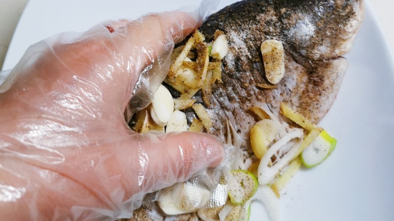 香煎鲫鱼,抓匀入味