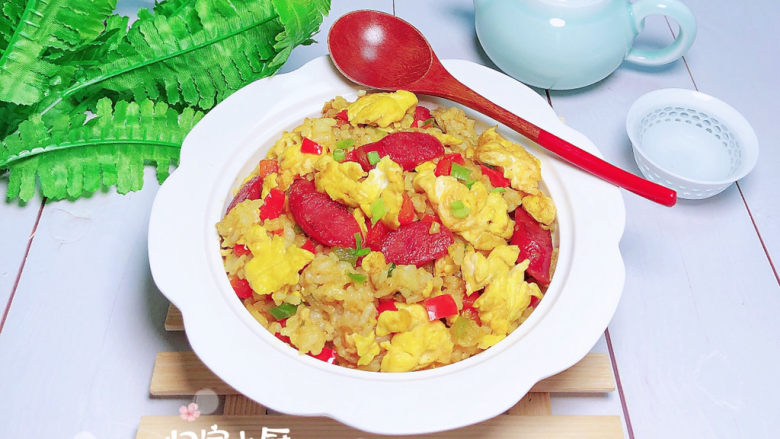 咖喱蛋炒饭,一盘颜值诱人的咖喱蛋炒饭就上桌了!