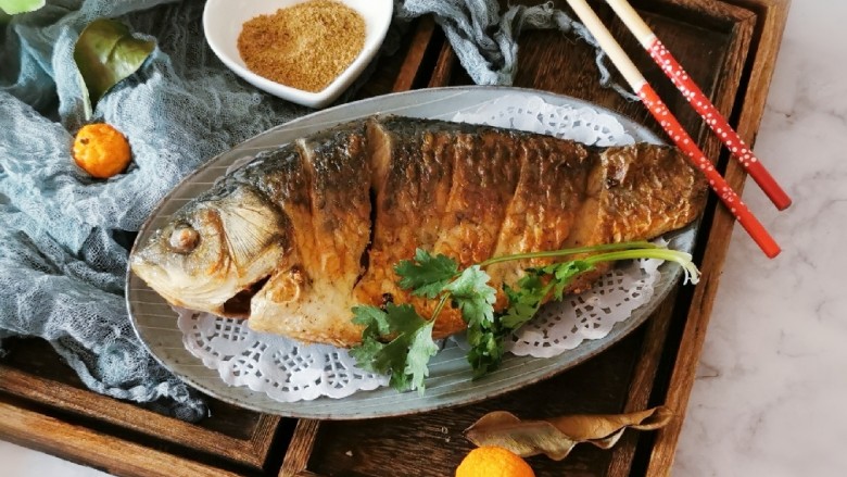 香煎鲫鱼,蘸着椒盐吃 很美味