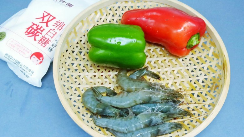 麻辣干锅虾,新鲜<a style='color:red;display:inline-block;' href='/shicai/ 295'>对虾</a>色泽鲜亮、气味正常、而且外壳有光泽度,半透明状、虾肉肉质紧密,富有弹性。