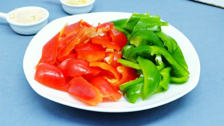 麻辣干锅虾,青红椒去蒂去籽后切成小块,<a style='color:red;display:inline-block;' href='/shicai/ 2794'>大蒜</a>生姜去皮切碎末。