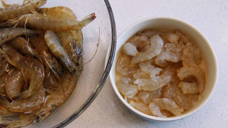 五彩福袋, 将虾取出肉,去除虾线后切成小段。