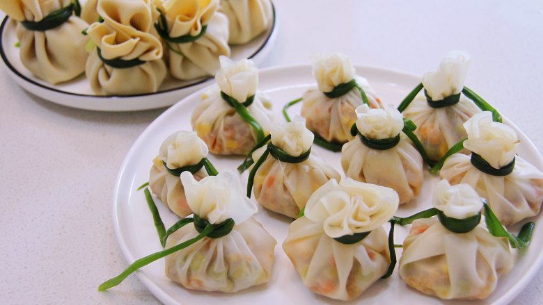 五彩福袋, 因为馅料和皮都是熟的,做好的五彩福袋可以直接吃,也可以重新蒸热再食用,搭配其他酱料一起吃,口感更丰富哦,祝大家都福气满满哦!