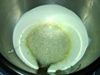 杏仁牛轧糖,将细砂糖,水麦芽,<a style='color:red;display:inline-block;' href='/shicai/ 8197'>淡奶油</a>,倒入锅中