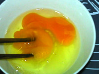烤豆浆布丁,<a style='color:red;display:inline-block;' href='/shicai/ 9'>鸡蛋</a>磕入碗中,打散