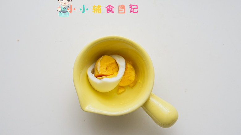 7个月以上蛋黄西蓝花粒粒面,将鸡蛋剥壳,取<a style='color:red;display:inline-block;' href='/shicai/ 15'>蛋黄</a>备用