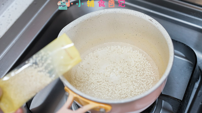 7个月以上蛋黄西蓝花粒粒面,锅里放一些水,水不要太多,注意营养密度,加入半包粒粒面