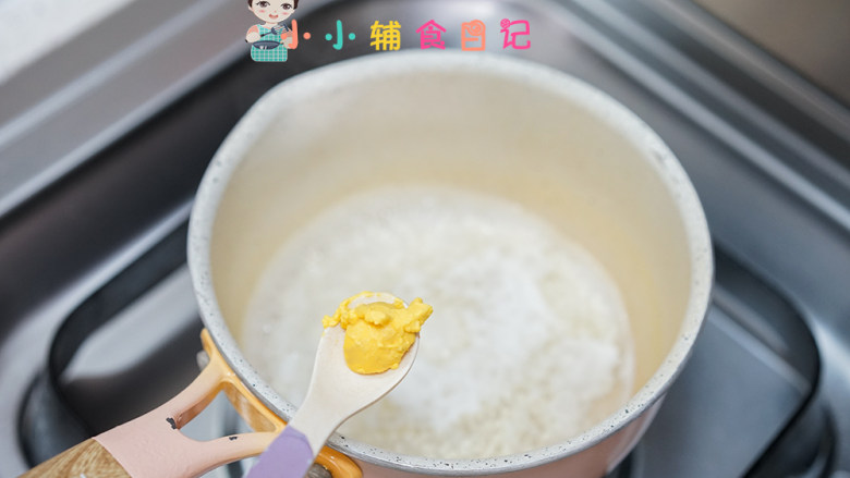 7个月以上蛋黄西蓝花粒粒面,放入1/4颗蛋黄,如果孩子全蛋不过敏也可以吃全蛋,可以把蛋白全部剁碎,或者直接蛋液倒进水里煮蛋花汤