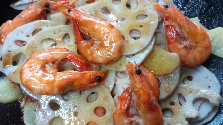 麻辣干锅虾,加入适量<a style='color:red;display:inline-block;' href='/shicai/ 788'>生抽</a>调味,不需另外加盐味道刚好