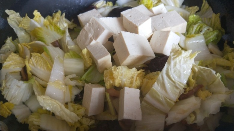 豆腐丸子汤,倒入豆腐。