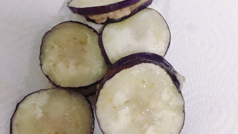 鱼香茄饼,炸到筷子能够轻易戳穿,就可以捞起来