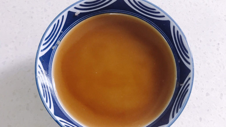 鱼香茄饼,鱼香汁的调法：碗里放入适量的<a style='color:red;display:inline-block;' href='/shicai/ 10588'>糖</a>、醋、<a style='color:red;display:inline-block;' href='/shicai/ 788'>生抽</a>、淀粉和清水拌匀。