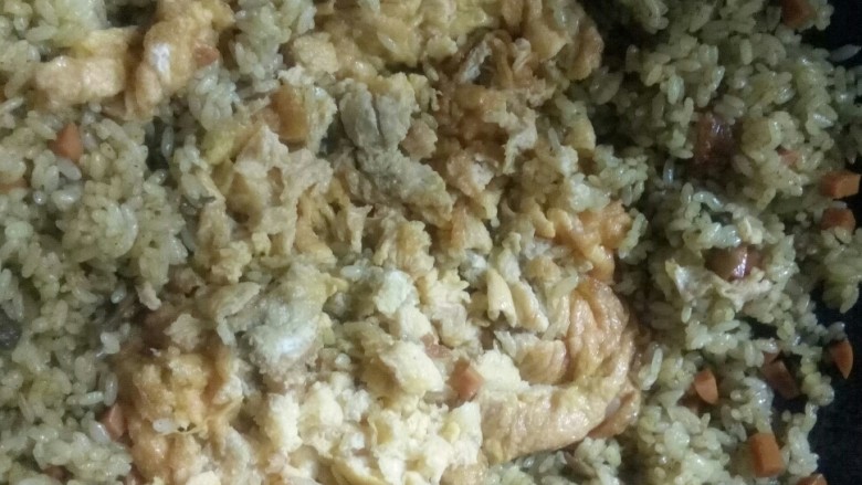 咖喱蛋炒饭,放入炒好的鸡蛋,压碎炒匀。