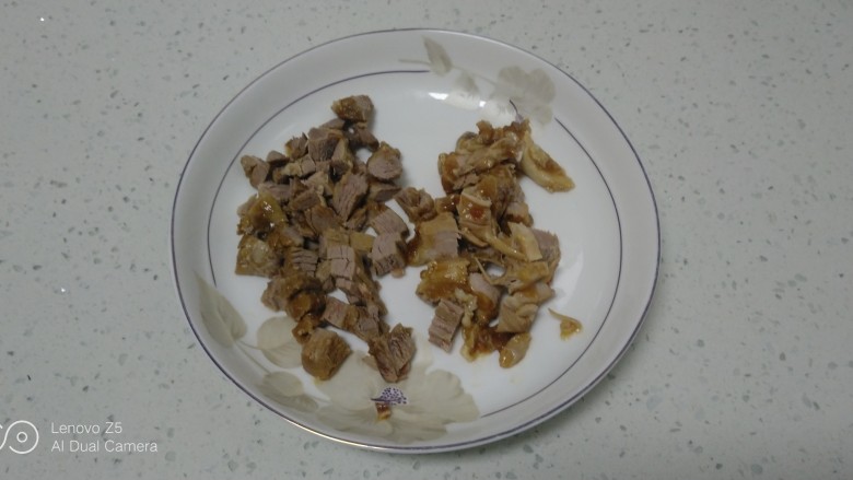 牛肉、鸡肉、腐竹、蔬菜炒米,<a style='color:red;display:inline-block;' href='/shicai/ 216'>牛肉</a>、<a style='color:red;display:inline-block;' href='/shicai/ 94'>鸡肉</a>切碎