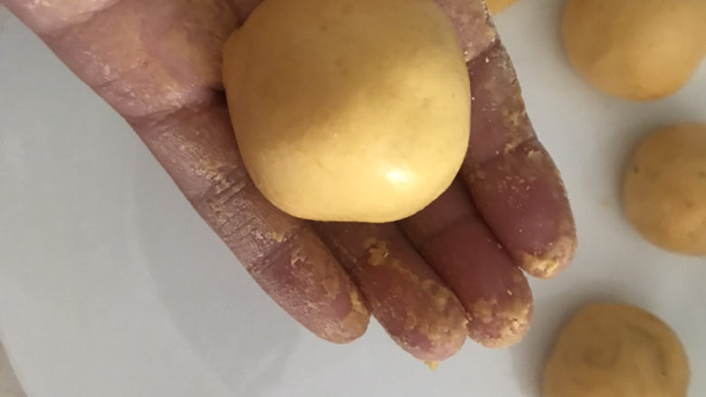 脆皮南瓜饼,捏紧收口,团圆