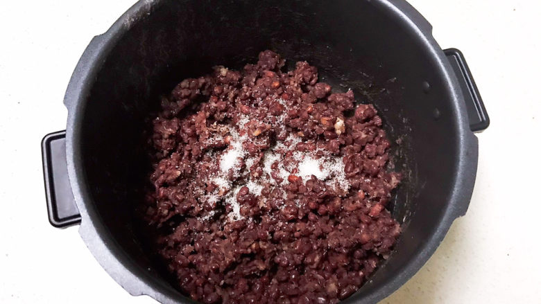 脆皮南瓜饼,在煮熟的红豆里面加入<a style='color:red;display:inline-block;' href='/shicai/ 3729'>白糖</a>,搅拌均匀后把红豆压成红豆泥