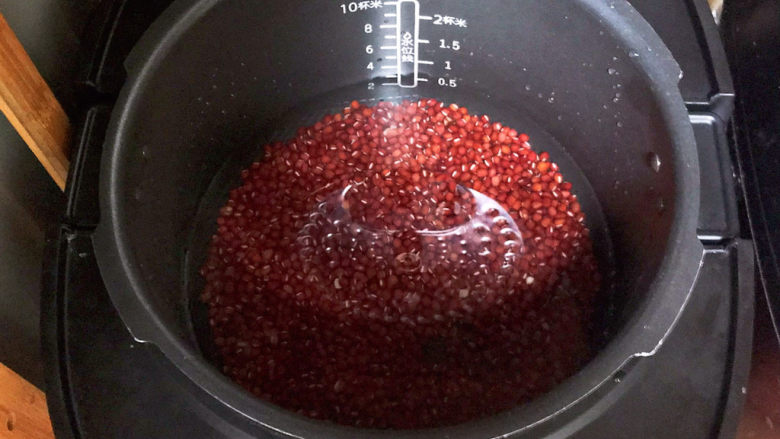 脆皮南瓜饼,<a style='color:red;display:inline-block;' href='/shicai/ 3607'>红豆</a>里面加入的水量与<a style='color:red;display:inline-block;' href='/shicai/ 3607'>红豆</a>的比例是3:1