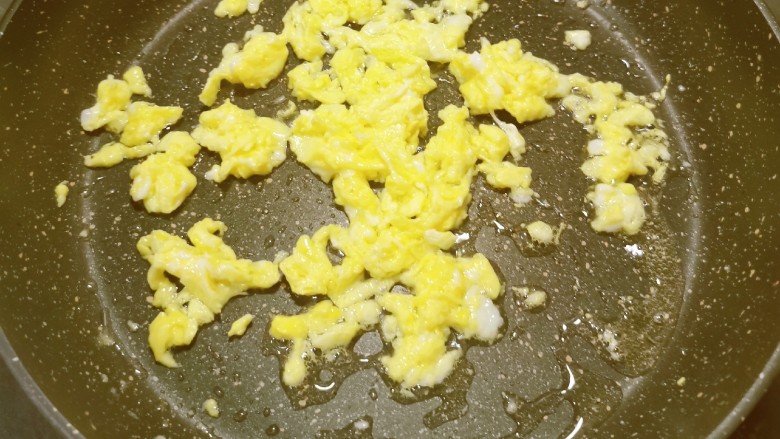 咖喱蛋炒饭,起油锅 油热放入鸡蛋液 将鸡蛋炒碎 盛出备用