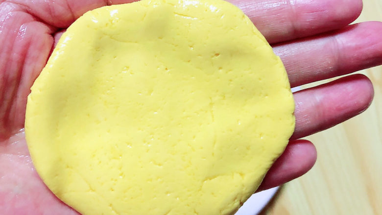 脆皮南瓜饼,取出少量南瓜糯米团,滚圆压平,包入红豆沙馅儿。