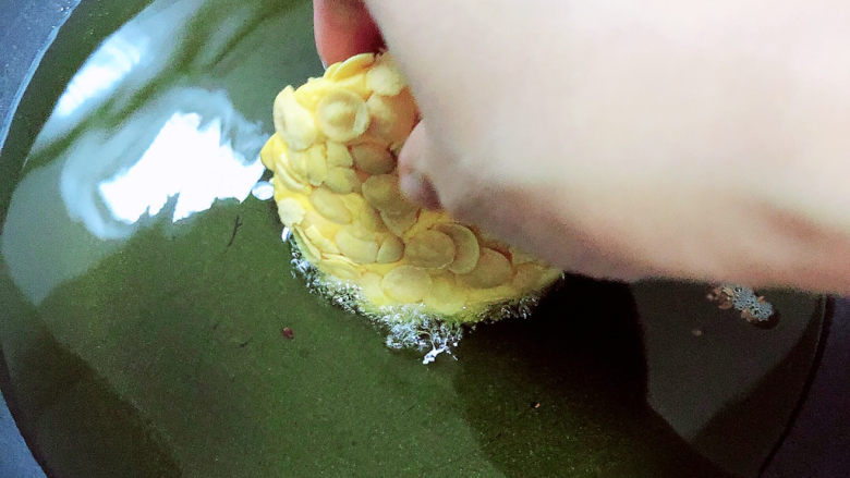 脆皮南瓜饼,锅中倒入油,加热至五成热,放入南瓜饼。