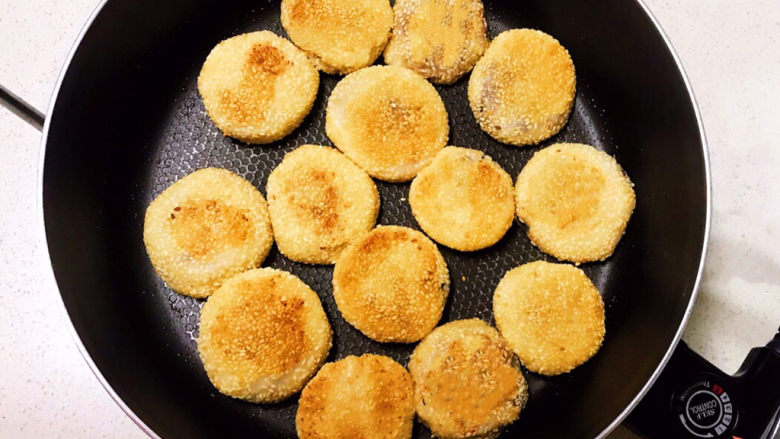 脆皮南瓜饼,煎至两面金黄即可,脆皮南瓜饼外脆内软,香甜味美~