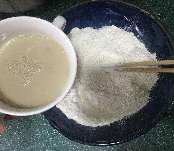 玉米面窝窝头,用备好的温水把<a style='color:red;display:inline-block;' href='/shicai/ 731'>酵母</a>化开,再倒入普通面粉中,搅拌均匀后放入面包桶