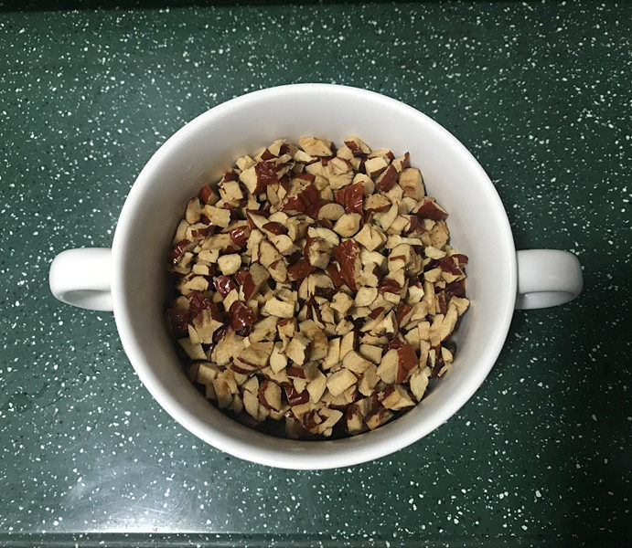 玉米面窝窝头,趁发酵的时候,把红枣洗净,去掉枣核后切成碎丁