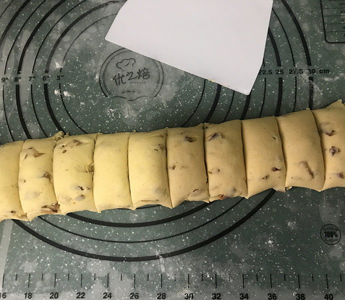 玉米面窝窝头,然后搓成长条,再切成大小差不多的剂子