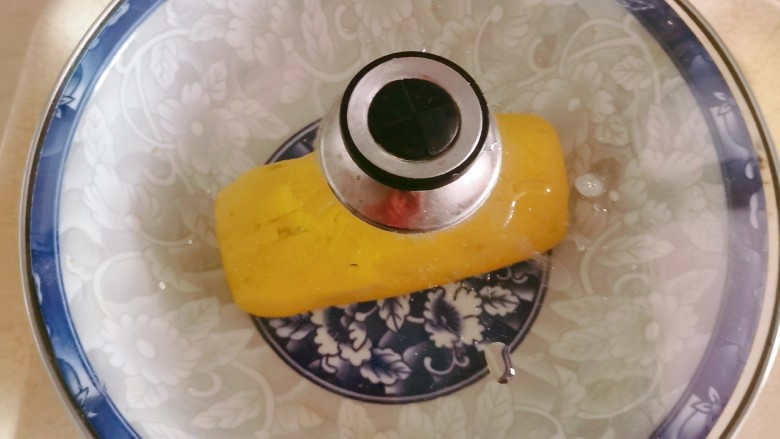 脆皮南瓜饼,团成面团 加盖静置半个小时