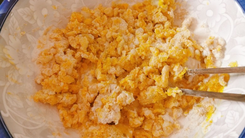 脆皮南瓜饼,放入糯米粉 搅拌成絮状