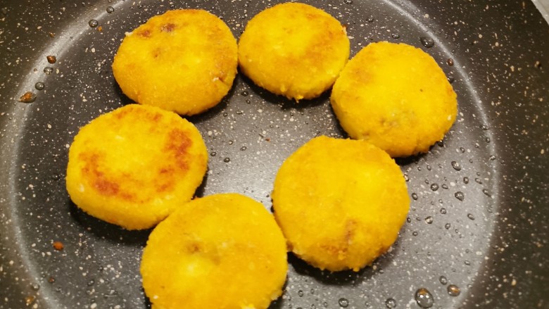 脆皮南瓜饼,翻另一面 煎至颜色金黄