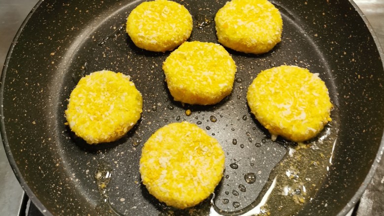 脆皮南瓜饼,起油锅 油热放入饼胚