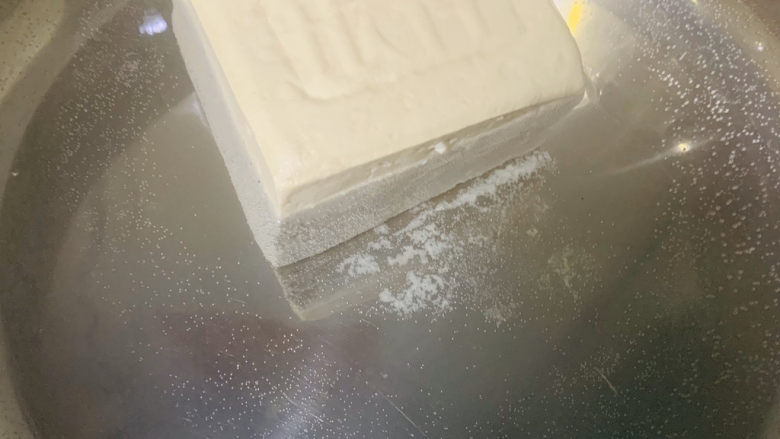 鸭血烧豆腐,将豆腐放入烧开的沸水内,烫一会捞起,可以去豆腥味