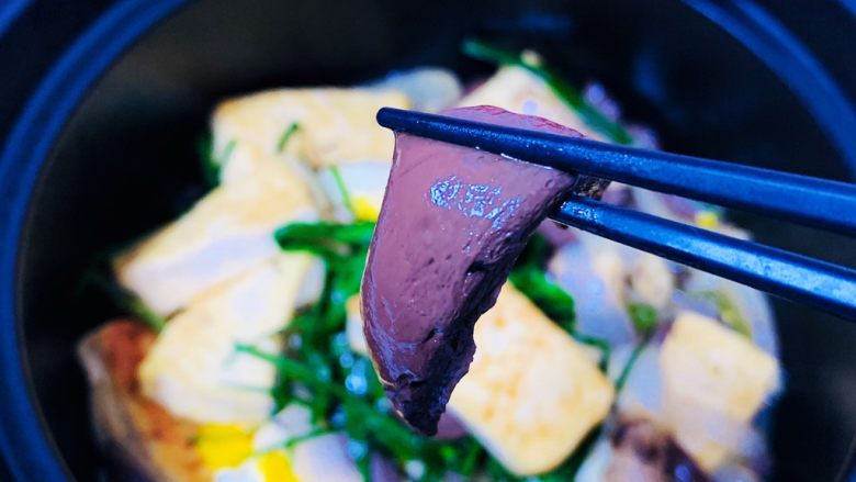 鸭血烧豆腐,美味又营养健康的鸭血烧豆腐,出锅啦!