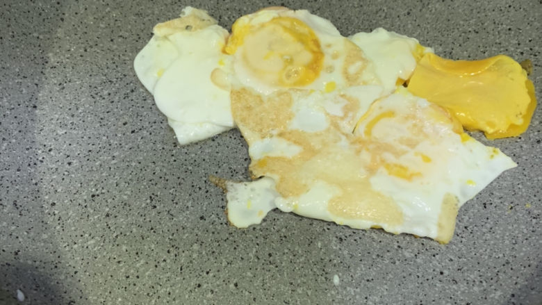 鸭血烧豆腐,锅里先加点油,煎蛋