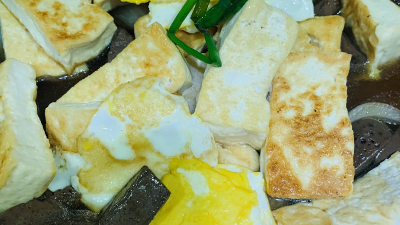 鸭血烧豆腐,加一勺<a style='color:red;display:inline-block;' href='/shicai/ 762'>老抽</a>,一勺老醋,少许白砂糖,少许蚝油,少许盐,翻炒